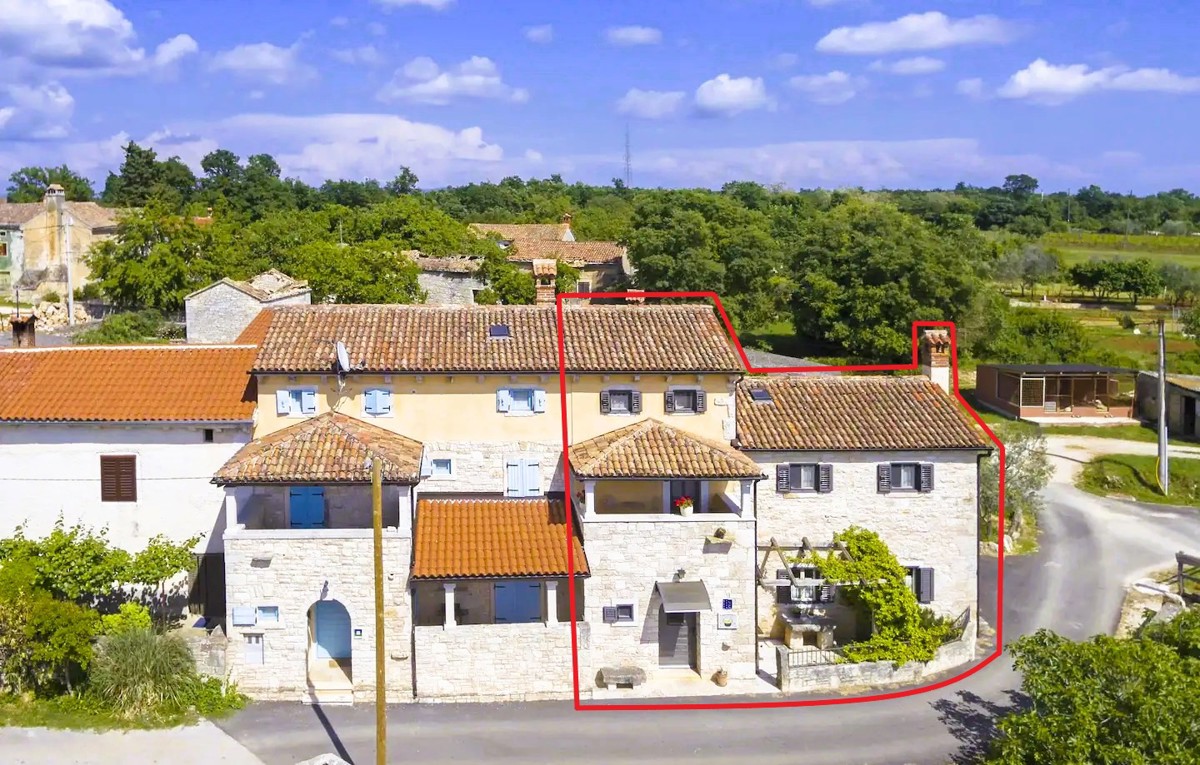 Posest z dvema kamnitima hišama in bazenom